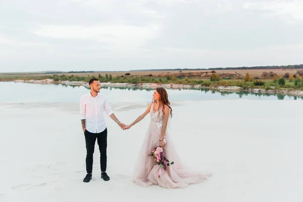 Liebesgeschichte Eines Schönen Paares Einem Rosafarbenen Hochzeitskleid Mit Blumenstrauß Der — Stockfoto