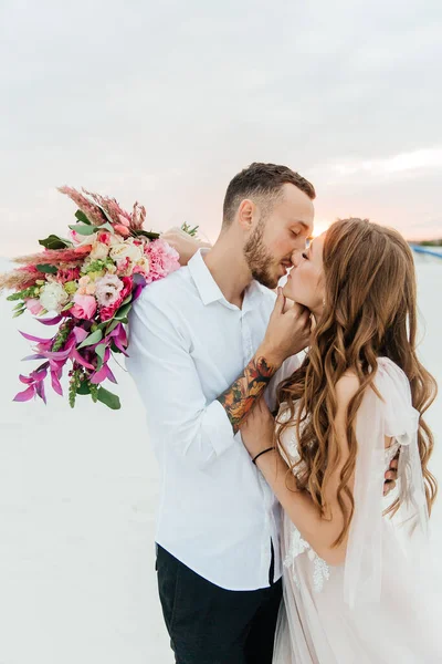 Liebesgeschichte Eines Schönen Paares Einem Rosafarbenen Hochzeitskleid Mit Blumenstrauß Der — Stockfoto