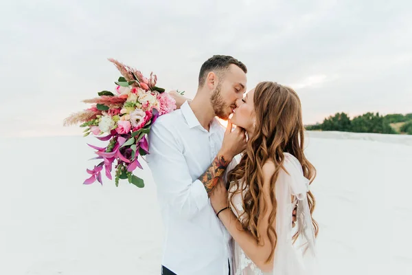 Liebesgeschichte Eines Schönen Paares Einem Rosafarbenen Hochzeitskleid Mit Blumenstrauß Der — Stockfoto