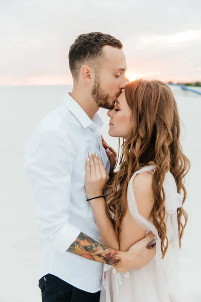 Historia Amor Una Hermosa Pareja Vestido Lujo Boda Rosa Con — Foto de Stock