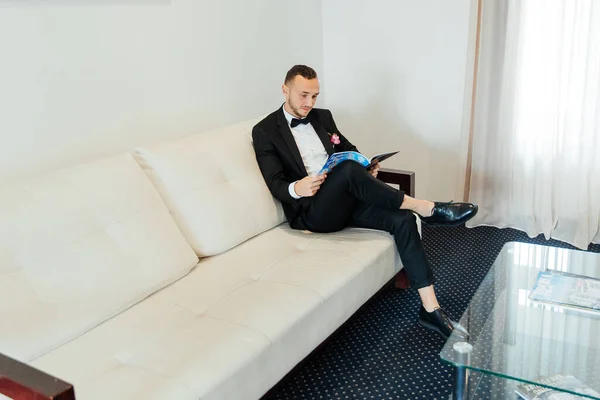 Retratos Noivo Acampamento Treinamento Hotel Vestido Como Homem Negócios Terno — Fotografia de Stock
