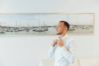 Otel eğitim kampındaki damadın portreleri. Siyah takım elbise, smokin ve beyaz gömlek giymiş bir iş adamı gibi giyinmiş.