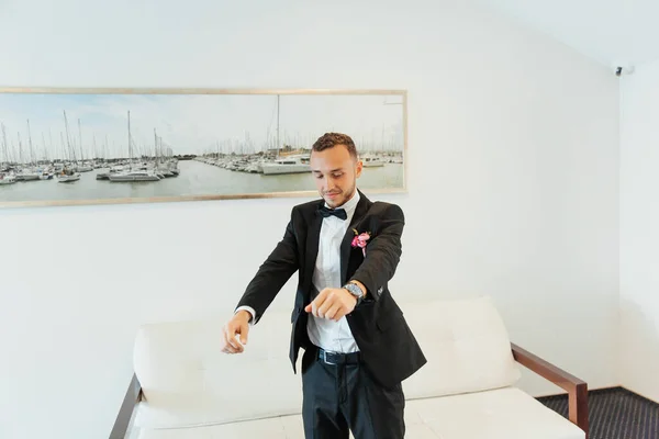 Retratos Noivo Acampamento Treinamento Hotel Vestido Como Homem Negócios Terno — Fotografia de Stock