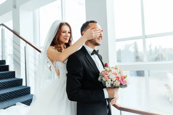 Primeira Reunião Noivo Terno Preto Noiva Vestido Noiva Branco Com — Fotografia de Stock