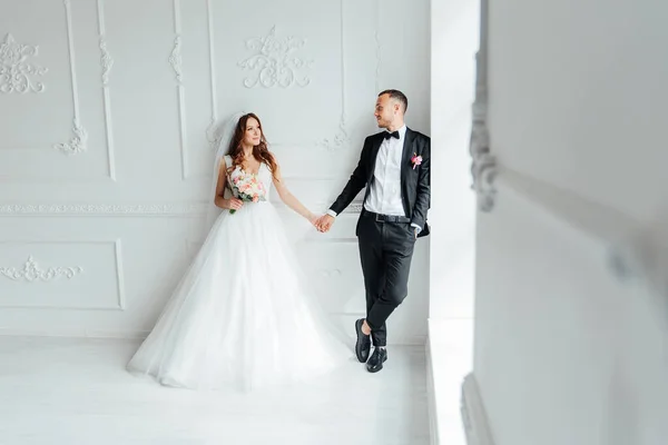 Primo Incontro Dello Sposo Abito Nero Sposa Abito Sposa Bianco — Foto Stock