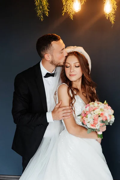 Primo Incontro Dello Sposo Abito Nero Sposa Abito Sposa Bianco — Foto Stock