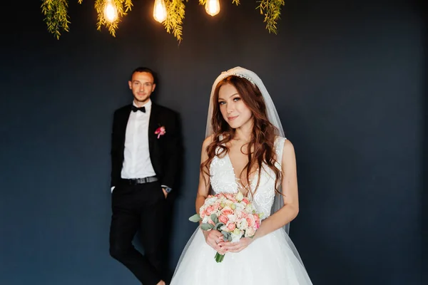 Primo Incontro Dello Sposo Abito Nero Sposa Abito Sposa Bianco — Foto Stock