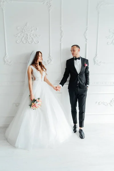 Det Första Mötet Brudgummen Svart Kostym Och Bruden Vit Bröllopsklänning — Stockfoto