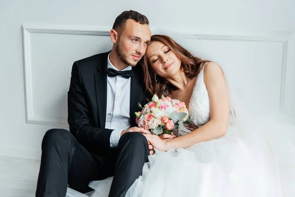 Primeira Reunião Noivo Terno Preto Noiva Vestido Noiva Branco Com — Fotografia de Stock