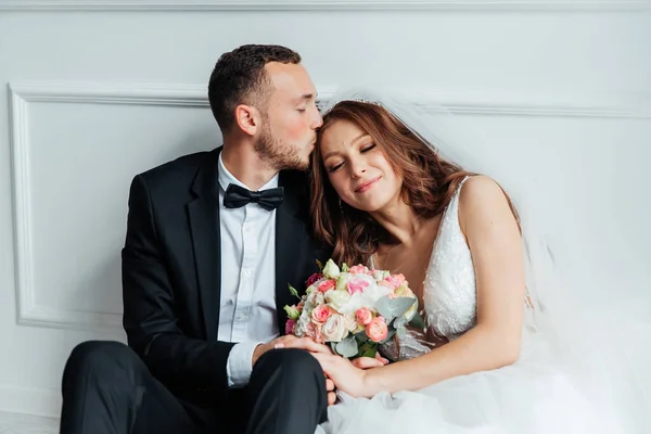 Primo Incontro Dello Sposo Abito Nero Sposa Abito Sposa Bianco — Foto Stock