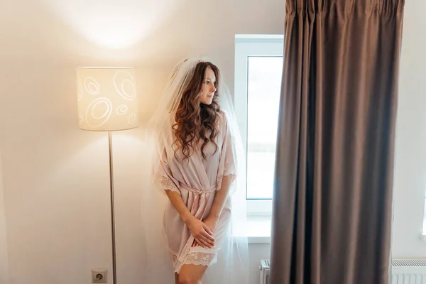 Ráno Nevěsta Růžovém Županu Závoj Hotelu Posteli Svatební Šaty — Stock fotografie