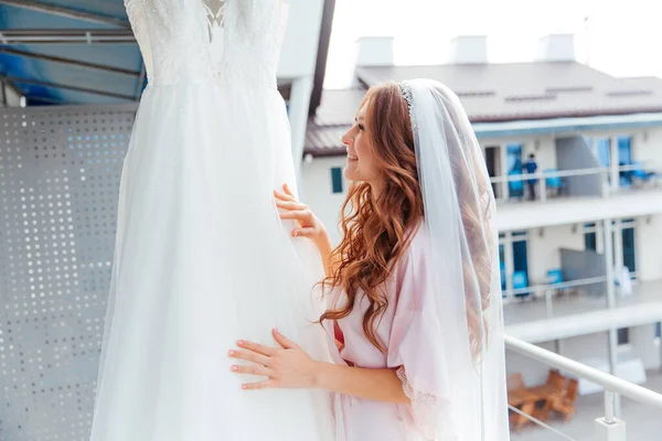 Ráno Nevěsta Růžovém Županu Závoj Hotelu Posteli Svatební Šaty — Stock fotografie