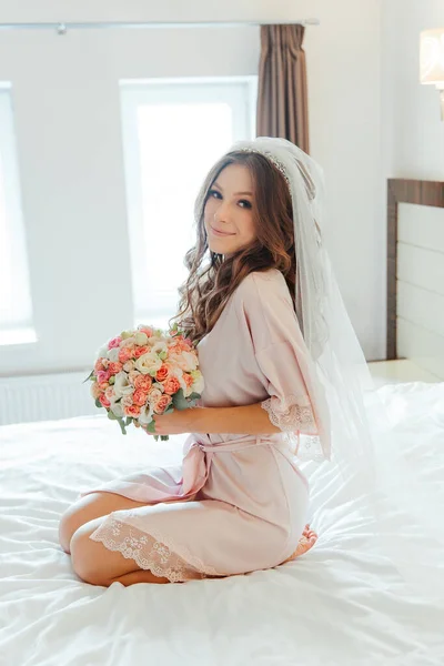 Утро Невесты Розовом Халате Вуаль Отеле Кровати Свадебное Платье — стоковое фото