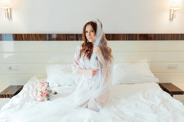Утро Невесты Розовом Халате Вуаль Отеле Кровати Свадебное Платье — стоковое фото
