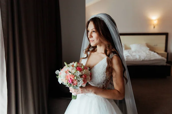 ピンクのローブを着た花嫁の朝とベッドの上のホテルのベール ウェディングドレス — ストック写真