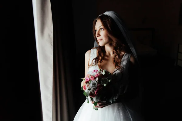 ピンクのローブを着た花嫁の朝とベッドの上のホテルのベール ウェディングドレス — ストック写真