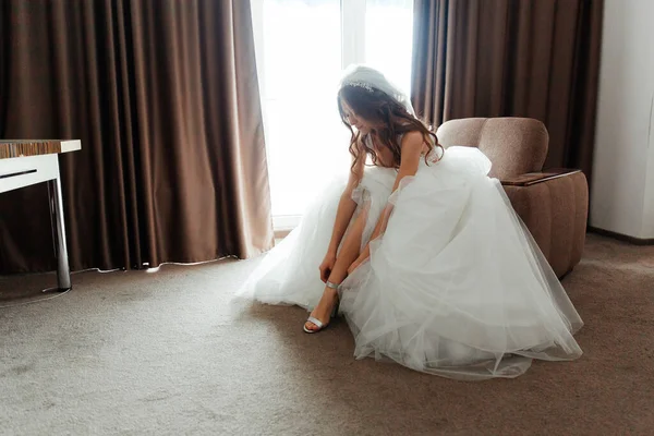 Ранок Нареченої Рожевому Халаті Завіса Готелі Ліжку Весільна Сукня — стокове фото