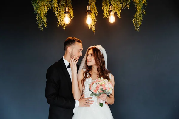 Primeira Reunião Noivo Terno Preto Noiva Vestido Noiva Branco Com — Fotografia de Stock