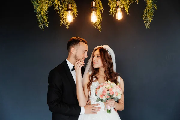 Primo Incontro Dello Sposo Abito Nero Sposa Abito Sposa Bianco — Foto Stock