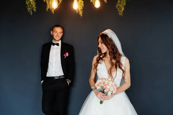 Das Erste Treffen Des Bräutigams Schwarzen Anzug Und Der Braut — Stockfoto