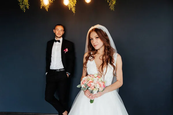 Primo Incontro Dello Sposo Abito Nero Sposa Abito Sposa Bianco — Foto Stock