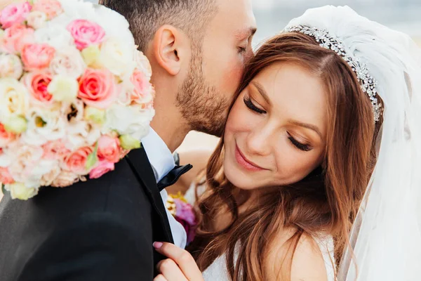 Passeio Casamento Belo Par Luxuoso Noiva Vestido Branco Casamento Com — Fotografia de Stock