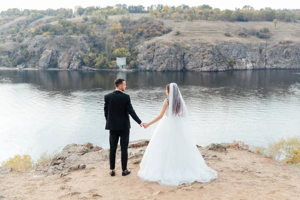 Svatební Procházka Krásného Luxusního Páru Nevěsta Svatebních Bílých Šatech Kyticí — Stock fotografie