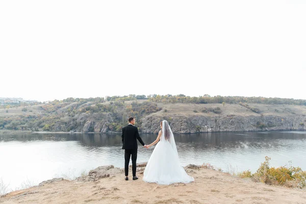 Passeio Casamento Belo Par Luxuoso Noiva Vestido Branco Casamento Com — Fotografia de Stock