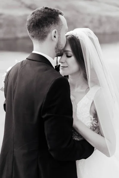 Svatební Procházka Krásného Luxusního Páru Nevěsta Svatebních Bílých Šatech Kyticí — Stock fotografie