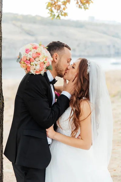 Passeggiata Nuziale Una Bella Coppia Lusso Sposa Abito Bianco Nozze — Foto Stock