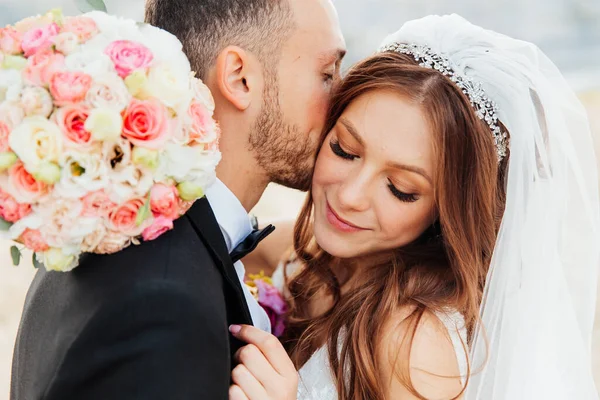 Passeio Casamento Belo Par Luxuoso Noiva Vestido Branco Casamento Com — Fotografia de Stock