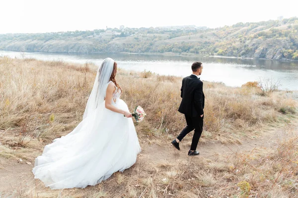 Svatební Procházka Krásného Luxusního Páru Nevěsta Svatebních Bílých Šatech Kyticí — Stock fotografie