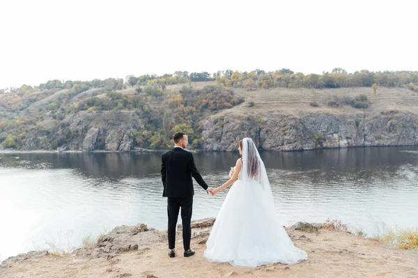 Passeio Casamento Belo Par Luxuoso Noiva Vestido Branco Casamento Com — Fotografia de Stock