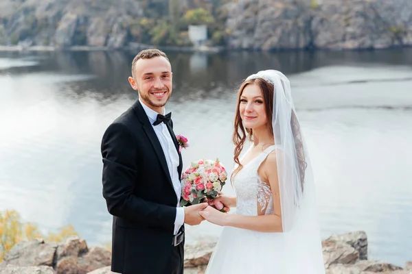 Hochzeitsspaziergang Eines Schönen Luxuriösen Paares Die Braut Weißen Brautkleid Mit — Stockfoto