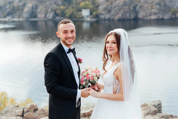 Passeggiata Nuziale Una Bella Coppia Lusso Sposa Abito Bianco Nozze — Foto Stock