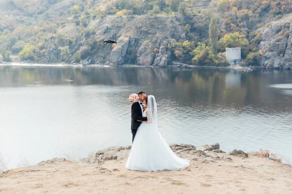 Passeio Casamento Belo Par Luxuoso Noiva Vestido Branco Casamento Com — Fotografia de Stock