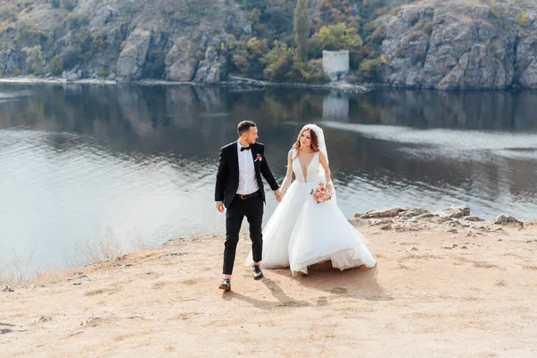 Passeio Casamento Belo Par Luxuoso Noiva Vestido Branco Casamento Com — Fotografia de Stock