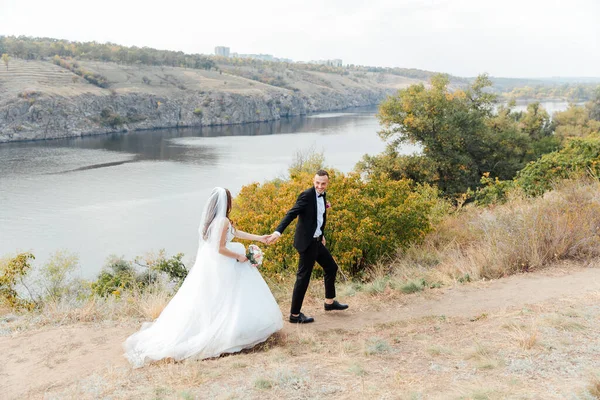 Passeio Casamento Belo Par Luxuoso Noiva Vestido Branco Casamento Com — Fotografia de Stock