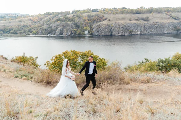 Passeio Casamento Belo Par Luxuoso Noiva Vestido Branco Casamento Com — Fotografia de Stock