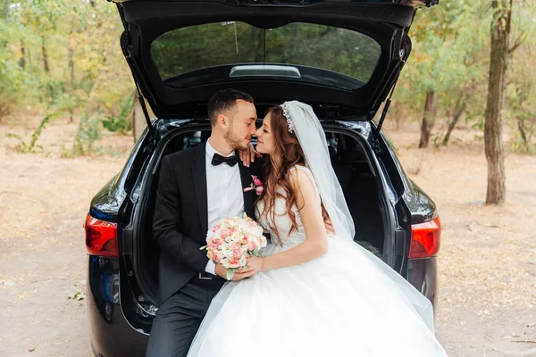 Passeio Casamento Belo Par Luxuoso Noiva Vestido Branco Casamento Com — Fotografia de Stock