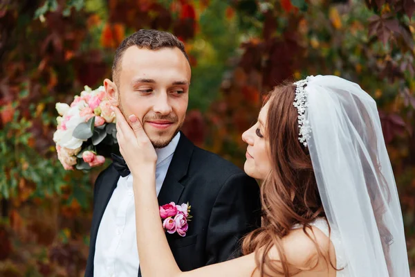 Passeggiata Nuziale Una Bella Coppia Lusso Sposa Abito Bianco Nozze — Foto Stock