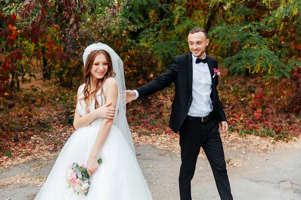 Passeggiata Nuziale Una Bella Coppia Lusso Sposa Abito Bianco Nozze — Foto Stock