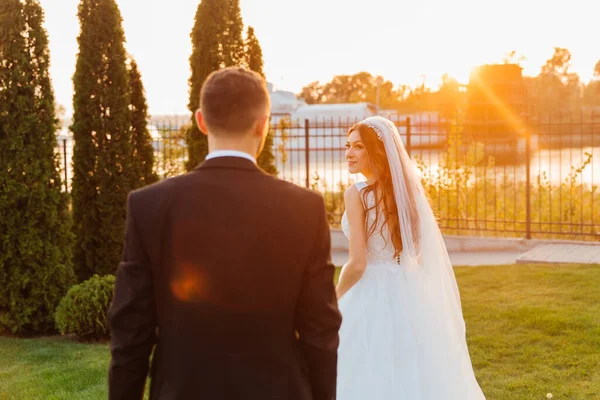 Gyönyörű Fényűző Pár Vőlegény Fekete Öltönyben Menyasszony Fátyollal Fehér Esküvői — Stock Fotó
