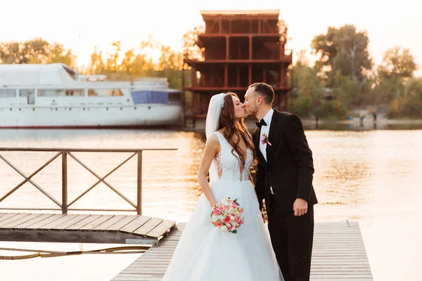 Hermosa Pareja Lujo Novio Traje Negro Novia Con Velo Vestido — Foto de Stock