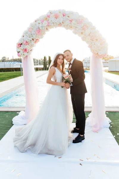 Şatafatlı Güzel Bir Çift Siyah Takım Elbiseli Damat Beyaz Gelinlikli — Stok fotoğraf