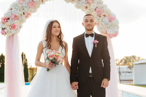 Belo Par Luxuoso Noivo Terno Preto Noiva Vestido Branco Casamento — Fotografia de Stock