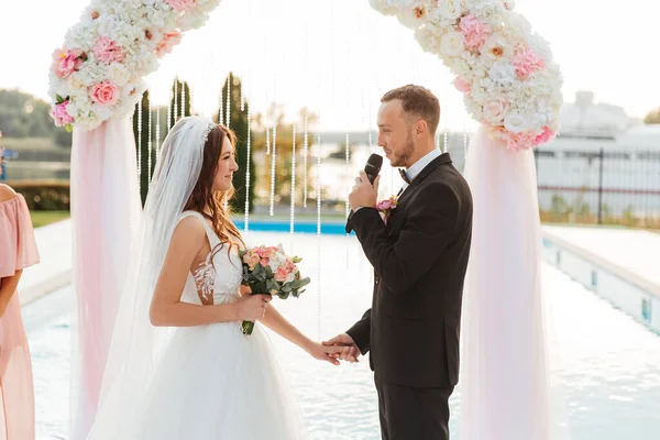 Belo Par Luxuoso Noivo Terno Preto Noiva Vestido Branco Casamento — Fotografia de Stock