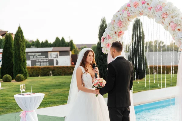 Belo Par Luxuoso Noivo Terno Preto Noiva Vestido Branco Casamento — Fotografia de Stock