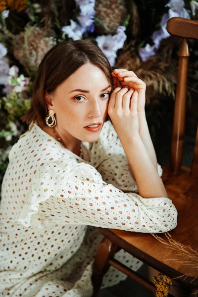 Modelo Menina Com Penteado Bonito Maquiagem Vestido Branco Com Flores — Fotografia de Stock