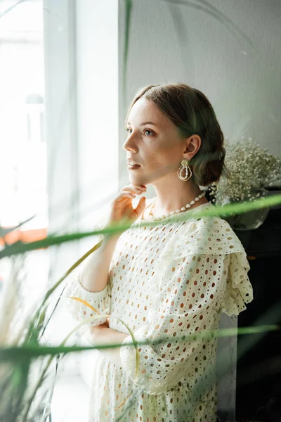 Modelo Menina Com Penteado Bonito Maquiagem Vestido Branco Com Flores — Fotografia de Stock